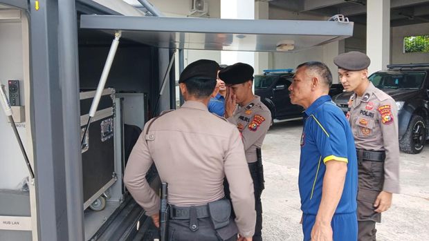 Polda Riau mengirimkan personel dan logistis untuk membantu penanganan bencana di Sumatera Barat. Polda Riau mengirimkan personel dan logistis untuk membantu penanganan bencana di Sumatera Barat.