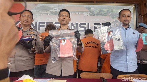 Polres Badung menggelar konferensi pers pengungkapan kasus kriminal di Mapolsek Mengwi, Jumat (28/11/2025). (Foto: Fabiola Dianira/detikBali)