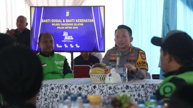 Polres Tangsel membagikan sembako kepada puluhan ojol lewat program Jumat Peduli.