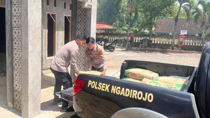 Polsek Ngadirojo saat menyalurkan bantuan semen ke SD Negeri 4 Gedong, Kecamatan Ngadirojo, Wonogiri.
