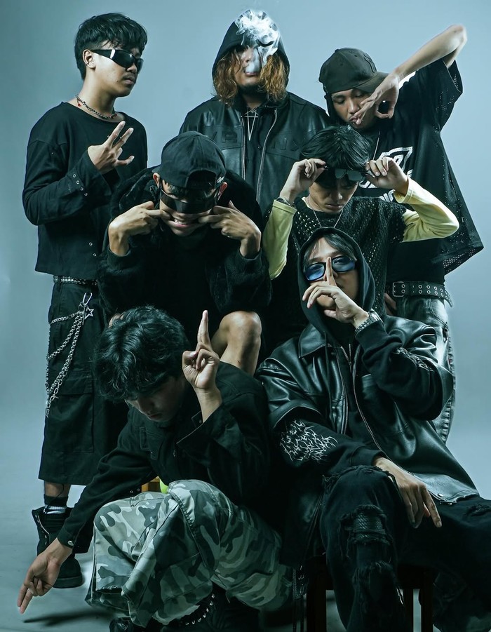 Poris, grup musik hip-hop asal Tangerang, jadi tren di kalangan Gen Z. Album Anak Kampung Lifestyle Rockstar booming, dengan single hits Siapa Tu Siapa?.
