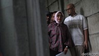 Pantauan detikcom di rutan KPK, Kuningan, Jakarta Selatan, Jumat (28/11/2025), Ira keluar dari rutan sekitar pukul 17.15 WIB.