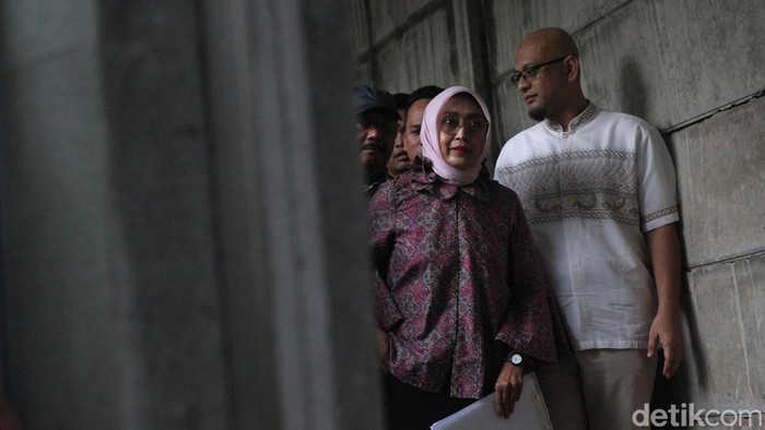 Eks Dirut ASDP Ira Puspadewi menghirup udara segar ke luar dari rumah tahanan KPK, Jakarta, Jumat (28/11/2025). Ira Puspadewi dibebaskan usai mendapat rehabilitasi oleh presiden dalam kasus korupsi, meski pengadilan menyatakan dia bersalah dan dihukum 4 tahun 6 bulan.