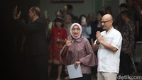 Ira juga sempat melambaikan tangan ke awak media setelah bebas.