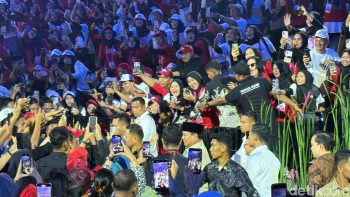 Prabowo Hadiri Puncak Hari Guru Nasional di Indonesia Arena