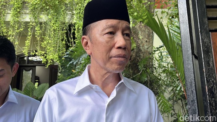 Presiden ke-RI, Joko Widodo, di rumahnya di Sumber, Banjarsari, Solo, Jumat (28/11/2025).