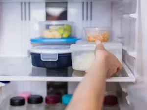 5 Makanan Ini Jangan Disimpan dalam Wadah Plastik, Bisa Picu Bakteri