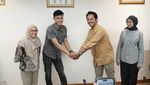 Potret Pertemuan Petugas KRL dengan Penumpang Hilang Tumber
