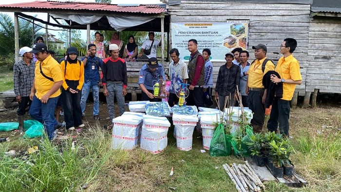 PT BAP menyalurkan dukungan bagi warga Kampung Sungai Pitis Jelutung, Desa Bukit Batu, Kecamatan Air Sugihan, OKI, untuk mengembangkan budidaya madu kelulut
