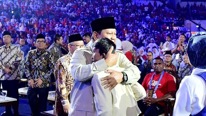 Puncak Peringatan Hari Guru Nasional 2025 ditutup dengan lagu ‘Terima Kasih Guruku’ yang dinyanyikan Azzam Nur Mu’jizat bocah tunanetra asal Mojokerto, Jawa Timur. (Foto: Biro Pers Sekretariat Presiden)