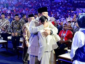 Momen Azam Bocah Tunanetra Asal Mojokerto Dipeluk Prabowo