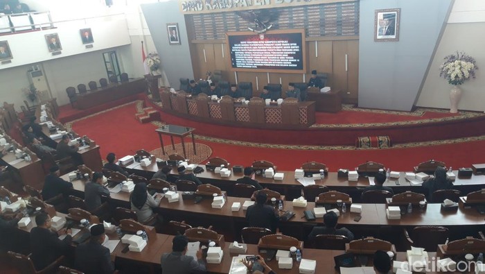 Rapat Paripurna DPRD Boyolali tentang pendapat akhir fraksi dan persetujuan terhadap 3 Ranperda, salah satunya RAPBD 2026, Jumat (28/11/2025).