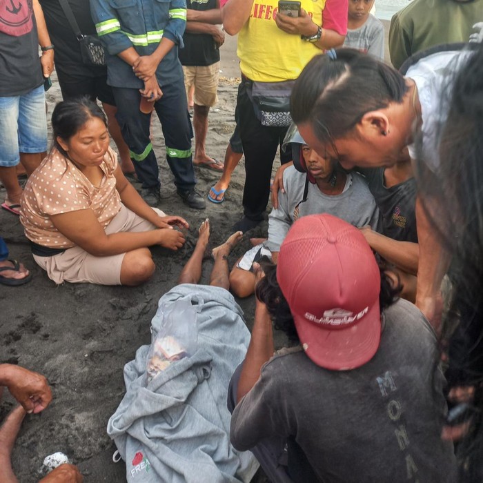 Remaja terseret arus di Pantai Biaung, Denpasar Timur, Denpasar, Jumat (28/11/2025). (BPBD Denpasar)