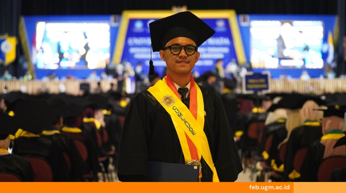 Ridho jadi lulusan terbaik di FEB UGM