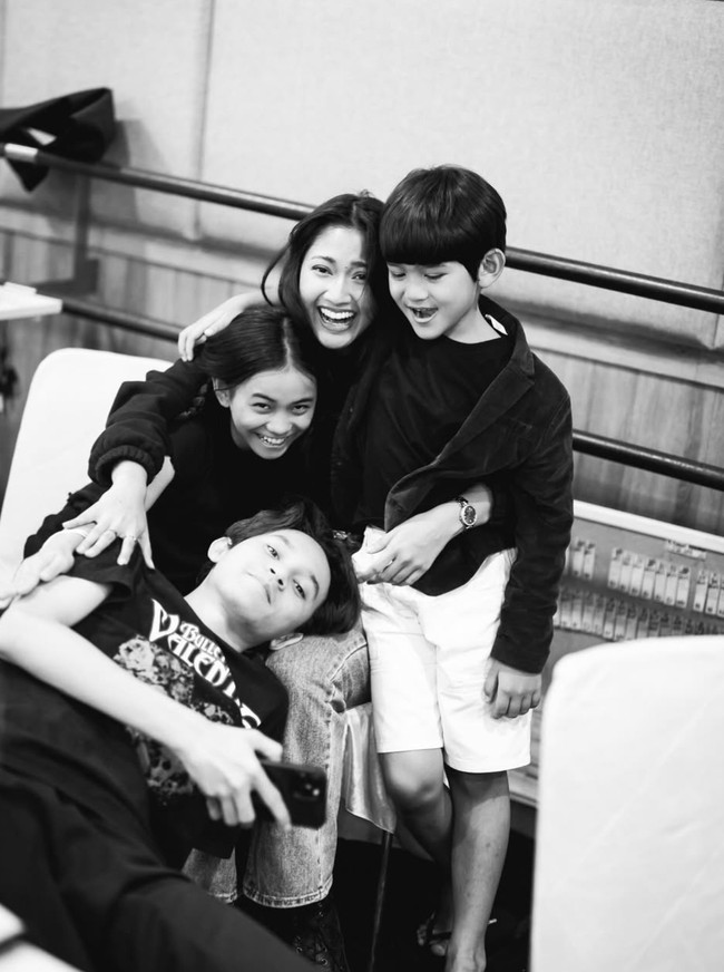 Dalam salah satu foto unggahan Rossa terlihat Rizky yang akrab dengan para pemain lain di film tersebut. Foto: Instagram/@itsrossa910