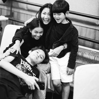 Dalam salah satu foto unggahan Rossa terlihat Rizky yang akrab dengan para pemain lain di film tersebut. Foto: Instagram/@itsrossa910