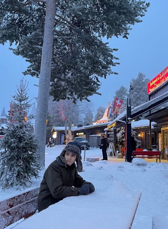 Rizky beberapa kali terlihat membagikan foto masa kecil serta momen-momen liburannya, salah satunya foto ini. Foto: Instagram/@skylerzdeth