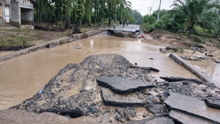 Ruas jalan provinsi di lintas barat Aceh di Panton Pange, Nagan Raya, Aceh, rusak total akibat terjangan banjir (ANTARA/HO-Pusdalops BPBD Nagan Raya)