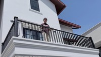 Rian mengumumkan bahwa rumahnya yang dibeli pada Januari lalu sudah selesai direnovasi. Tampilannya jadi jauh lebih modern. Ternyata Rian minta ke arsitek untuk dibangun dengan gaya modern farm house.  Foto: Instagram @rianekkypradipta
