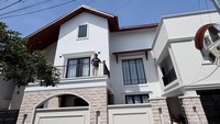 Jika dilihat detikcom dari foto yang dibagikan, setiap fasad memiliki jendela-jendela besar untuk akses cahaya masuk. Kemudian, bentuk atapnya juga unik, di sayap kiri miring ke kiri hingga ke bawah, di sayap kanan justru pendek dan berpotongan dengan atap lain yang miringnya ke depan-belakang. Di sayap kanan ini juga terlihat terdapat rooftop. Foto: Instagram @rianekkypradipta
