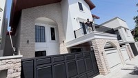 Kemudian, pada fasad dan pagar rumah tersebut dibuat fasad halus dan bertekstur. Sebab, ada dinding yang hanya dicat biasa berwarna putih dan ada yang ditambahkan seperti batu palimanan berwarna krem pada bagian pagar serta bebatuan seperti batu tempel beton atau jenis lain yang disusun rapi seperti konsep batu ekspos. Foto: Instagram @rianekkypradipta
