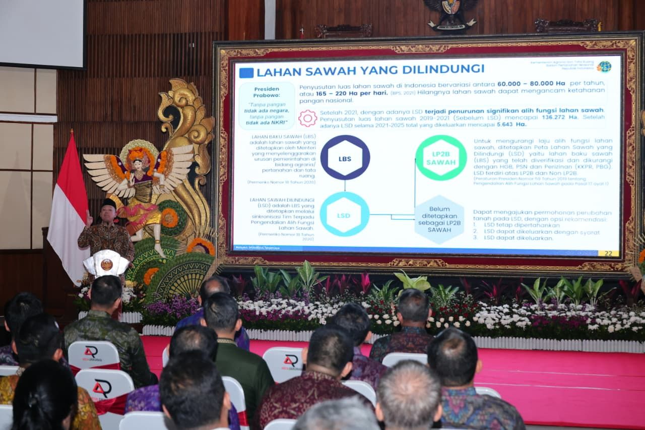 Saat memimpin Rapat Koordinasi (Rakor) GTRA Provinsi Bali, di Gedung Wisma Sabha, Kantor Gubernur Bali, Rabu (26/11/2025). Menteri ATR/Kepala BPN Nusron Wahid menyatakan, mandat GTRA Bali kini semakin krusial, menyusul tingginya alih fungsi lahan sawah produktif di wilayah tersebut. (Dok. Kementerian ATR/ BPN)