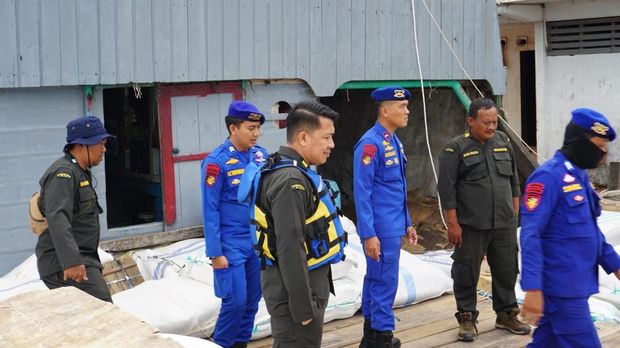 Satpolairud Polres Kepulauan Meranti meningkatkan patroli cegah kejahatan di wilayah perairan.