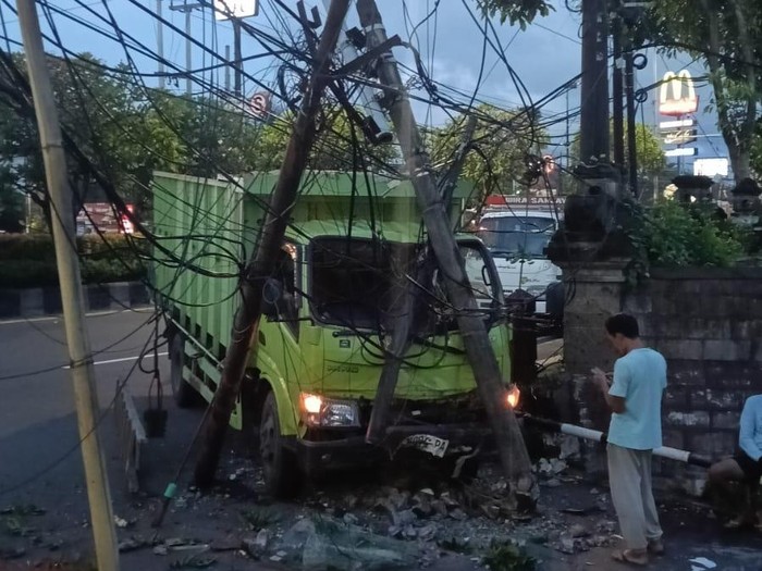 Sebuat truk tanpa muatan tabrak tiang listrik hingga roboh di Jimbaran, Jumat (28/11/2025). (dok. Polsek Kuta Selatan)