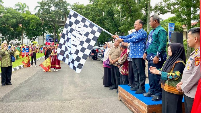 Sekda Sumsel Edward Chandra melepas pawai karnaval pelajar di Palembang.