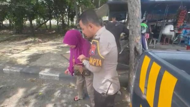 Seorang ibu asal Surakarta menjadi korban penipuan dengan modus AI mirip Ipda Purnomo, polisi di Lamongan. Dia nekat datang ke Lamongan untuk klarifikasi.