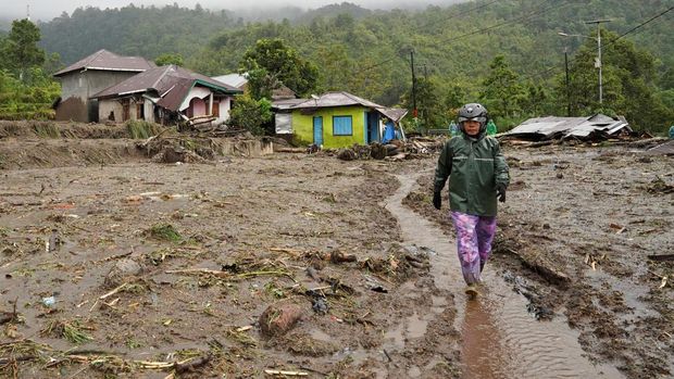 Seorang pria berjalan di daerah yang dilanda banjir bandang, menyusul hujan lebat di Malalak, Kabupaten Agam, Provinsi Sumatera Barat, Indonesia, 27 November 2025. (REUTERS/Rafdi Rahmadi)