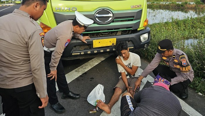 Seorang sopir truk jadi korban kekerasan dan perampasan orang tak dikenal di Jalan Lingkar Utara (JLU) Lamongan
