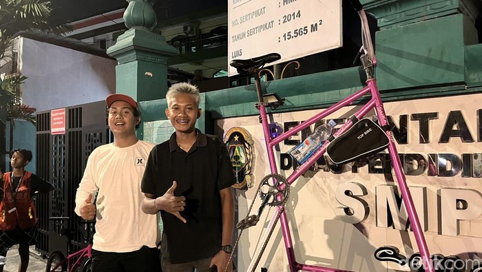 Sepeda setinggi 2 meter milik Nugroho (19) di Kotabaru, Kota Jogja, Jumat (28/11/2025).
