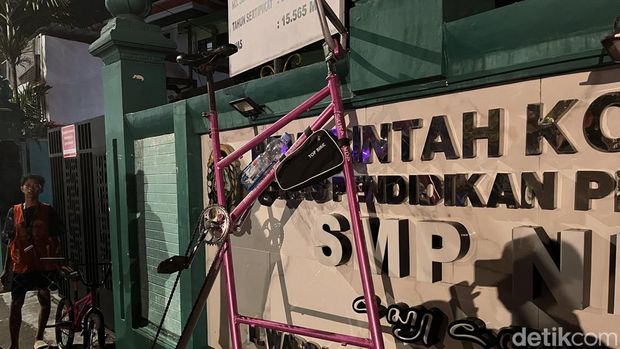 Sepeda setinggi 2 meter milik Nugroho (19) di Kotabaru, Kota Jogja, Jumat (28/11/2025).