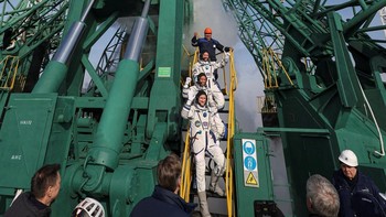 Ketiga awak itu menjalani penerbangan yang berlangsung mulus sebelum roket Soyuz lepas landas menuju orbit. REUTERS/Maxim Shipenkov  
