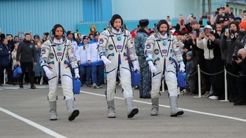 Astronaut NASA Chris Williams bersama kosmonaut Roscosmos Sergey Kud-Sverchkov dan Sergei Mikaev berjalan menuju area keberangkatan sebelum peluncuran misi Soyuz MS-28 ke Stasiun Luar Angkasa Internasional (ISS) di Baikonur Cosmodrome, Kazakhstan, Kamis (27/11/2025). REUTERS/Pavel Mikheyev  