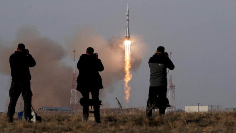 The Soyuz MS-28 spacecraft carrying NASA astronaut Chris Williams, Roscosmos cosmonauts Sergey Kud-Sverchkov and Sergey Mikaev lifts off to the International Space Station (ISS) from the launch pad at the Baikonur Cosmodrome, Kazakhstan, November 27, 2025. REUTERS/Pavel Mikheyev     TPX IMAGES OF THE DAY