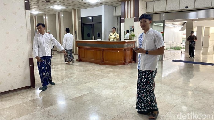 Suasana di kantor Pemprov Jateng usai ASN wajib menggunakan sarung setiap Jumat. Foto diambil Jumat (28/11/2025).