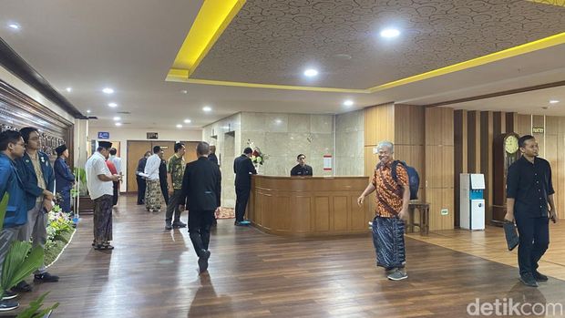 Suasana di kantor Pemprov Jateng usai ASN wajib menggunakan sarung setiap Jumat. Foto diambil Jumat (28/11/2025).