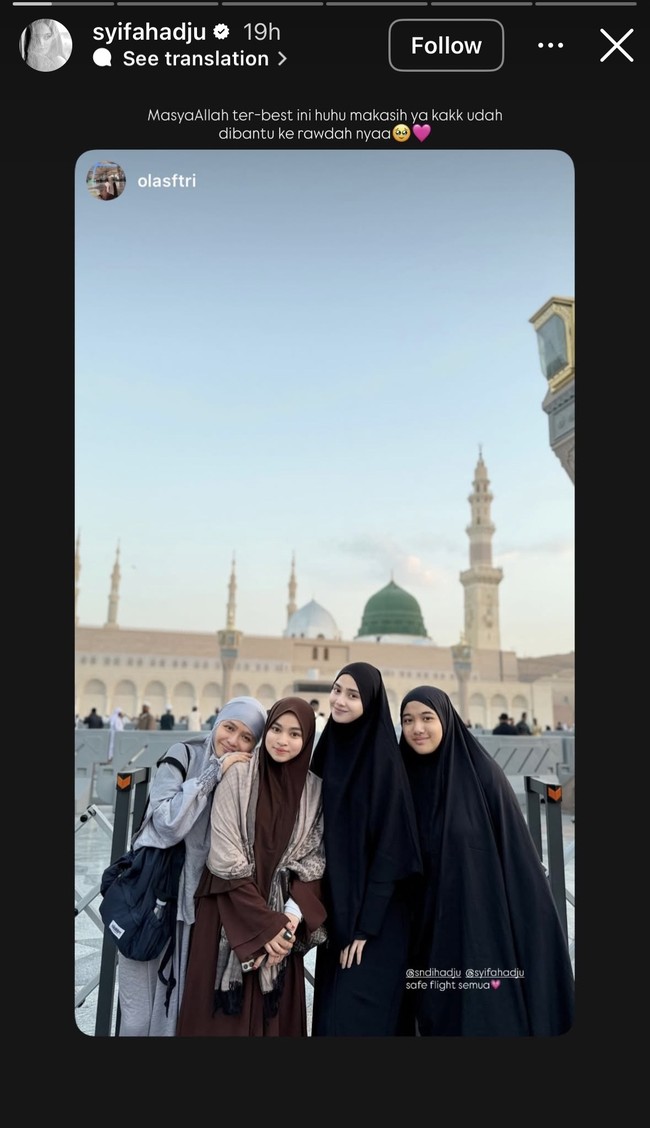 Melalui Instagram Story miliknya, Syifa Hadju membagikan momen dirinya saat menjalani umrah. Penampilannya yang cantik dan santun dengan busana syari curi atensi. Foto: Instagram/@syifahadju