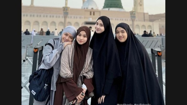 Potret Syifa Hadju Jalani Umrah Sebelum Menikah, Cantik Berhijab