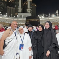 Sebelumnya, masih di tahun yang sama, pada bulan Februari lalu, Syifa sudah terlihat menjalani umrah bersama keluarganya. Penampilannya kala itu saat mengenakan hijab juga tak kalah curi atensi. Foto: Instagram/@syifahadju