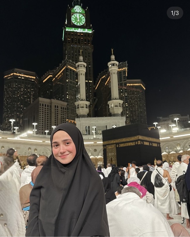 Foto saat Syifa umrah di bulan Februari. Tanpa makeup, pipinya terlihat merona alami. Penampilannya saat berhijab bikin adem. Foto: Instagram/@syifahadju