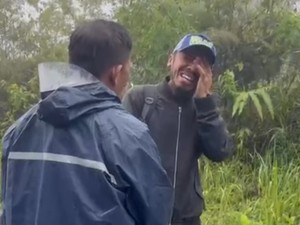 Banjir Tapteng, Pria Ini 2 Hari Jalan Kaki Cari Anak dan Istri