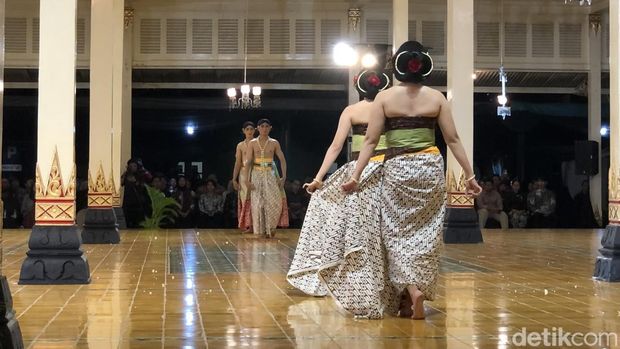 Tari Lampah Jantra Lampah Jantra ditampilkan untuk pertama kalinya di Kompleks Kepatihan Kota Jogja, Jumat (28/11) malam.