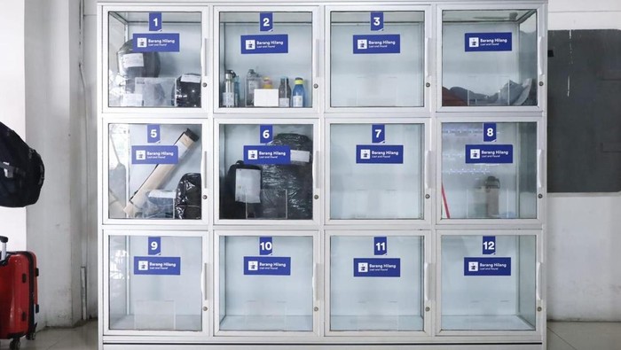 Tempat penyimpanan barang tertinggal milik penumpang di stasiun kereta api.