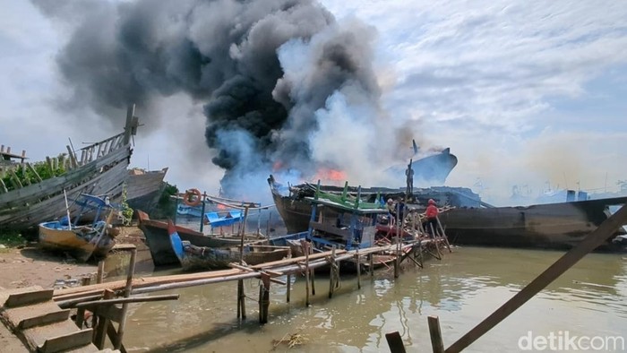 Tiga kapal terbakar di sekitar TPI Klidang Lor, Kabupaten Batang, Jumat (28/11/2025).