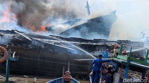 Tiga kapal terbakar di sekitar TPI Klidang Lor, Kabupaten Batang, Jumat (28/11/2025).