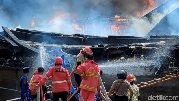 Tiga kapal terbakar di sekitar TPI Klidang Lor, Kabupaten Batang, Jumat (28/11/2025).