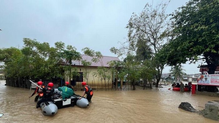 Tim Kantor SAR Aceh mengevakuasi warga dari banjir di Kabupaten Pidie Jaya, Aceh, Kamis (27/11/2025). (ANTARA/HO-Kantor SAR Aceh)